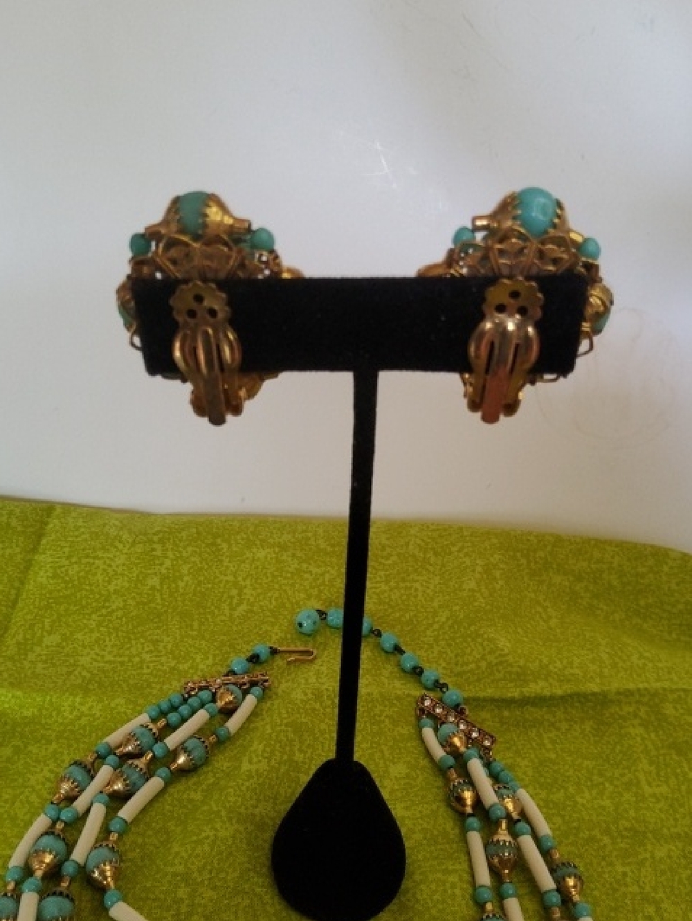Vintage Jewelry Set featuring a Triple-strand necklace/earrings. - Picture 4 of 8